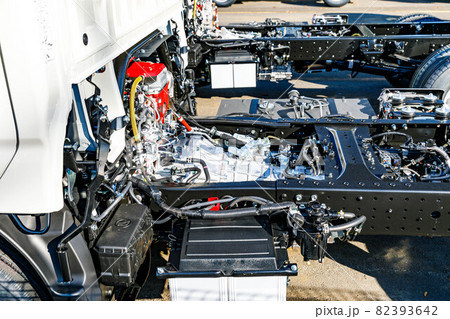 新車トラックのモータープール 82393642