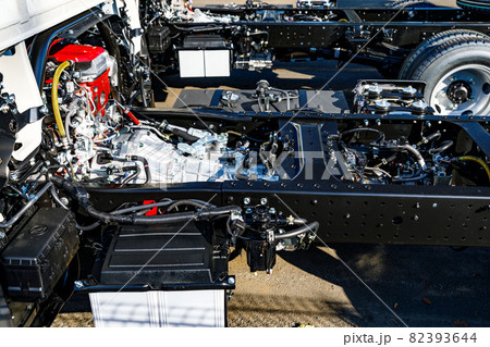 新車トラックのモータープール 82393644