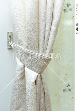 タッセルに止められたドレープカーテン 82393690