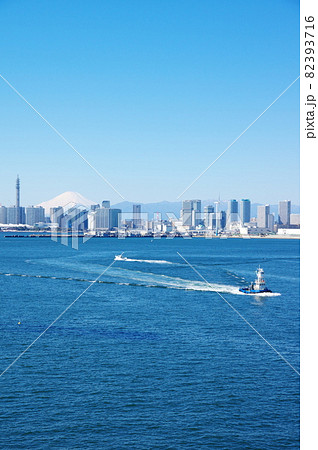 横浜港／みなとみらいのタワーマンション越しの富士山 82393716