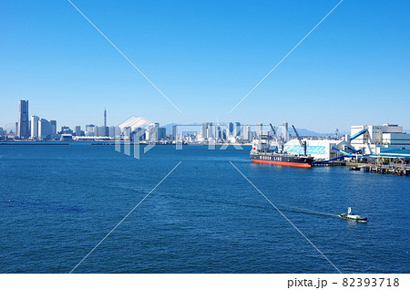 横浜港／みなとみらい越しの富士山 82393718