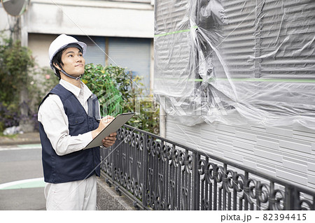 養生した住宅の点検をする作業員 養生した住宅の点検をする作業員 82394415