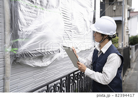 養生した雨戸の点検をする作業員 養生した雨戸の点検をする作業員 82394417