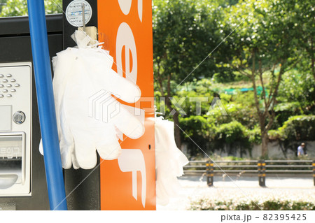 ガソリンスタンドに設置されているビニール手袋（韓国） 82395425