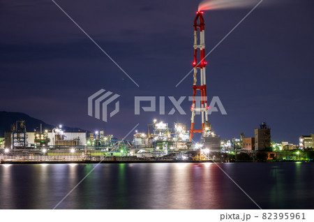 北九州工業地帯の美しい工場の夜景 北九州工業地帯の美しい工場の夜景 82395961