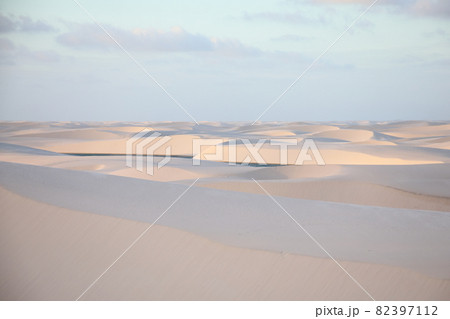 レンソイス・マラニャンセス国立公園の白い砂丘（ブラジル） 82397112