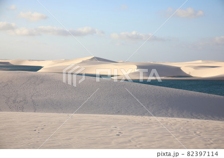 レンソイス・マラニャンセス国立公園の白い砂丘（ブラジル） 82397114