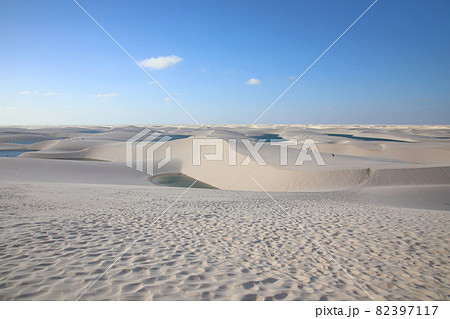 レンソイス・マラニャンセス国立公園の白い砂丘（ブラジル） 82397117