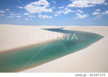 レンソイス・マラニャンセス国立公園の白い砂丘（ブラジル） 82397154