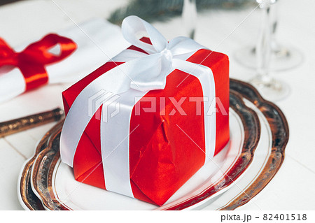 Beautiful red Christmas table setting with decorations close up 82401518