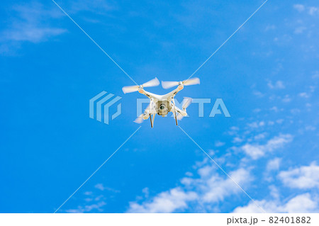 ドローンと青空 82401882