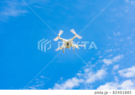 ドローンと青空 82401885