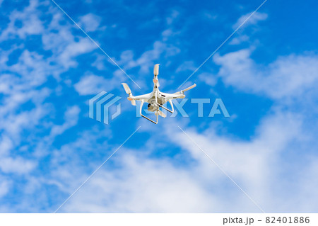 ドローンと青空 82401886