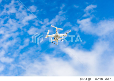 ドローンと青空 82401887