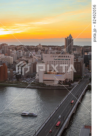 夕焼けと新潟市の街並み 夕焼けと新潟市の街並み 82402056