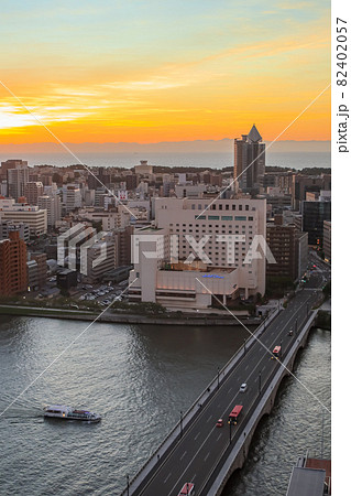 夕焼けと新潟市の街並み 夕焼けと新潟市の街並み 82402057