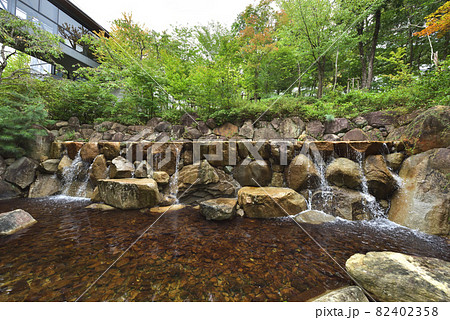 （兵庫県）森の中の美術館　兵庫陶芸美術館の中庭と渡り廊下 82402358