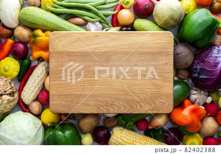 Background with fresh autumn vegetables 82402388