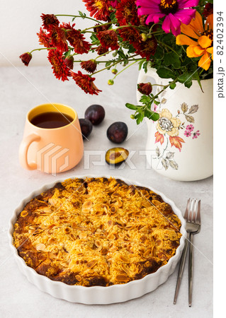 Plum cake with almond flakes Plum cake with almond flakes 82402394