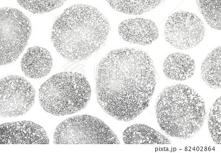 背景素材　キラキラしたシルバーの絵具で描いた水玉 82402864