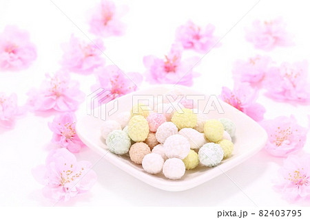雛あられ 桃の花 明るい背景 桃の節句 雛あられ 桃の花 明るい背景 桃の節句 82403795