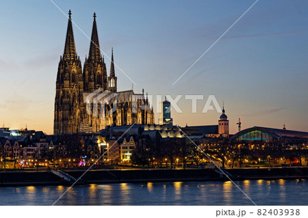 cologne with old town and cathedral at dusk cologne with old town and cathedral at dusk 82403938