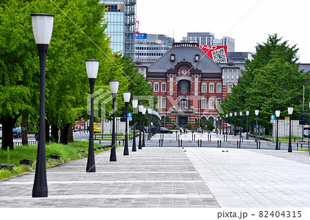 丸の内口遊歩道から眺める東京駅 82404315