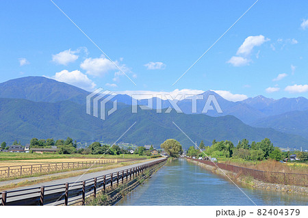 安曇野の秋　拾ヶ堰から常念岳を望む 82404379