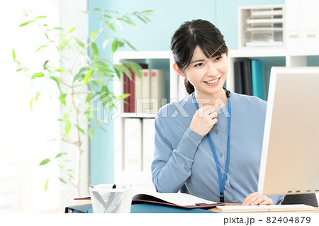パソコンに向かう女性 82404879
