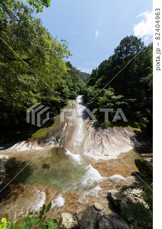 滑床渓谷　雪輪の滝（愛媛県松野町） 82404963