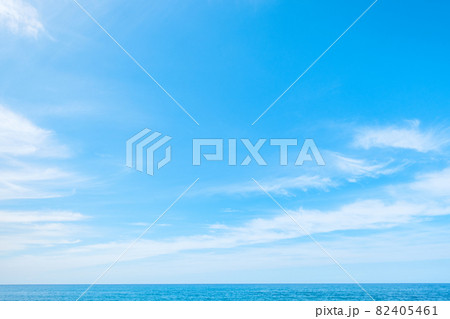爽やかな秋の空 82405461