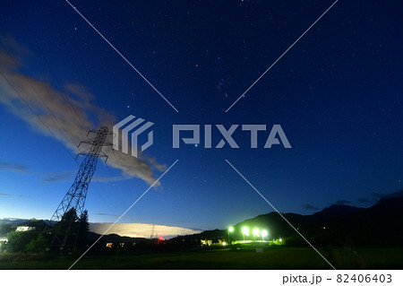北杜市武川町、夜明け間近の空に冬の大三角とオリオン座（水車公園から） 82406403