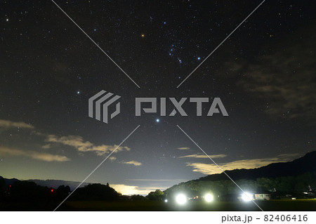 北杜市白州町、冬の大三角とオリオン座(ホタル公園より) 北杜市白州町、冬の大三角とオリオン座(ホタル公園より) 82406416