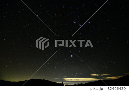 北杜市白州町、冬の大三角とオリオン座(ベルガ通りより) 北杜市白州町、冬の大三角とオリオン座(ベルガ通りより) 82406420