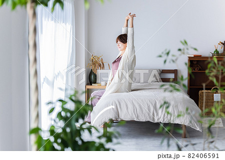 早起きの女性 早起きの女性 82406591