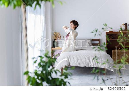 目覚める女性 82406592