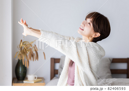 目覚める女性 目覚める女性 82406593