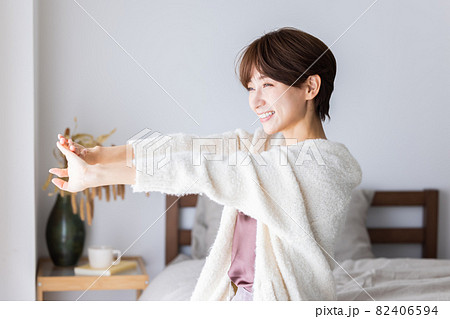 目覚める女性 82406594