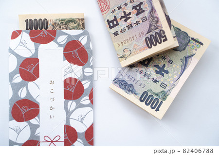 ポチ袋に入ったお金のイメージ 82406788