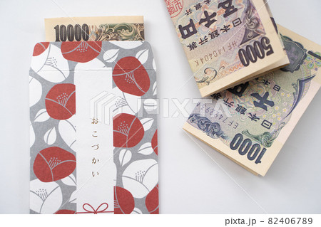 ポチ袋に入ったお金のイメージ 82406789