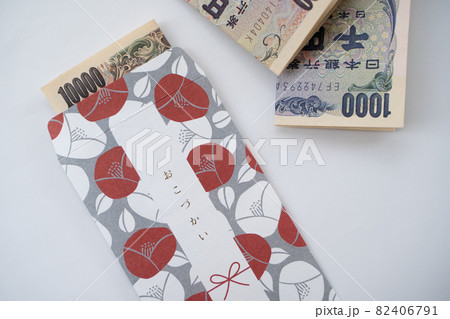 ポチ袋に入ったお金のイメージ 82406791