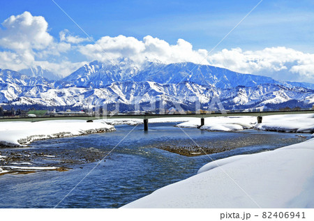 魚野川と越後三山の雪景色 魚野川と越後三山の雪景色 82406941