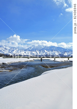 魚野川と越後三山の雪景色 魚野川と越後三山の雪景色 82406946