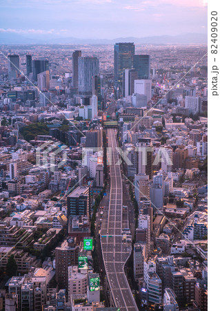 日本の東京都市景観 消えた車両・開幕日、首都高速交通規制で珍しい光景が…奥は変貌する渋谷＝7月23日 82409020