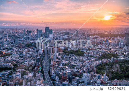 日本の東京都市景観 消えた車両・開幕日、首都高速交通規制で珍しい光景が…奥は変貌する渋谷＝7月23日 82409021