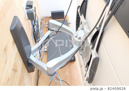 壁掛けテレビの可動式アーム 82409026