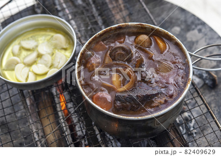 キャンプのご飯づくり（ビーフシチューとニンニクの素揚げ） 82409629