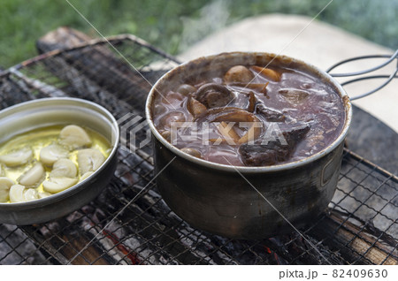 外で食べるビーフシチューとニンニクの素揚げ 外で食べるビーフシチューとニンニクの素揚げ 82409630