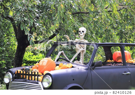 タバコ好き骸骨とお化けのドライブ 82410126