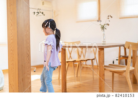 おうちで遊ぶ女の子 82410153